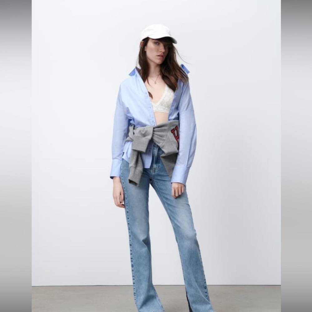 ZARA SLIM FLARED SLITTED HIGH RISE Z1975 JEANS
Mid-blue